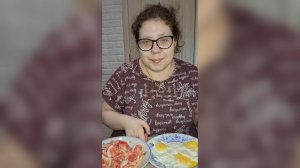 Жрать на камеру или писать статьи? Что легче? Мукбанг