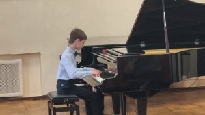 Фёдор смыслов исполняет "Вальс" (ми минор) Э. Григ и "Листок из альбома" Р. Глиэр.