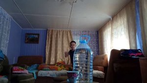 пью воду из большой бутылки 1часть