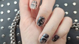 Делаю стемпинг с переводной фольгой на обычном лаке легко и просто: пошаговый процесс на видео