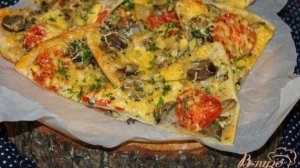 Пицца из слоеного теста с вешенками и домашними свиными колбасками