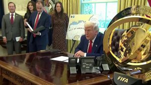 Глава Белого Дома приостановил введение дополнительных пошлин в отношении десятков стран