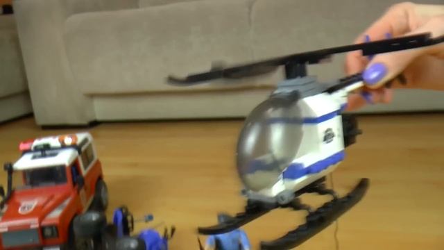 Играем в полицейские и пожарные машины и скорую помощь