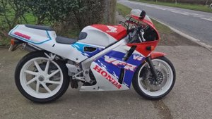 Honda VFR400R NC30 1989-1993 Official Video