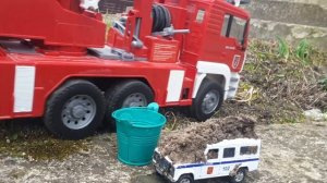 Полицейская машина смывает грязь - для детей