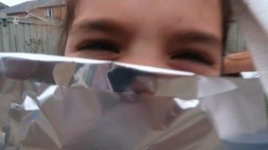 Эмма сама делает платья для вечеринки. Весёлый дресс ап