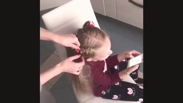 Учимся плести косичку своим доченькам. На видео показана одна косичка. Вторая плетётся точно также. смотреть онлайн