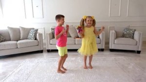 Диана и Рома - Диана играет с волшебной палочкой-расчёской