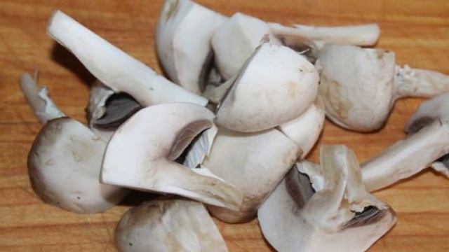 Салат с жареными грибами, сыром и помидорами
