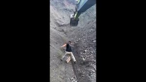 Строительство, разгрузка баржи