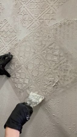 Декор стены на 3-ий день обучения. работа ученицы курса "Трафаретная роспись"