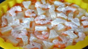 Пицца с ананасом и креветками