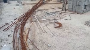 продолжаем второй ряд кладки из шлакоблока