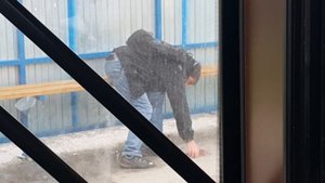 Пьяный мужик на остановке