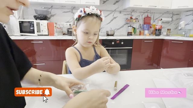 Маша делает тату из блесток с мамой дома) #likemasha #лайкма