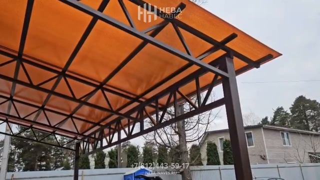 Автонавес с двускатной крышей из сотового поликарбоната