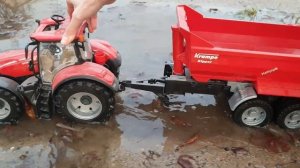 Игрушечный трактор помогает маленьким машинкам и перевозит их через глубокую лужу - для детей