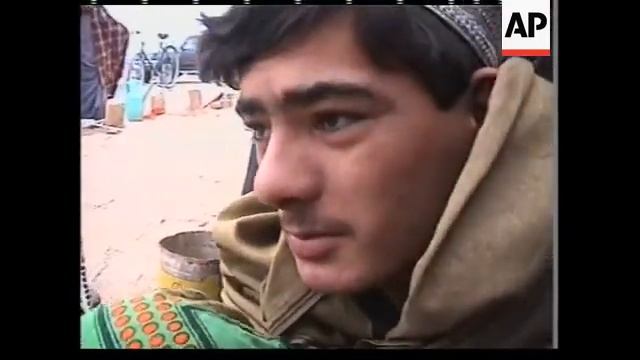 Graves of al-Qaida fighters draw throngs of defiant faithful смотреть онлайн