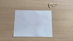 Аня рисует утку, логотип и пишет разные слова, соревнуясь с роботами