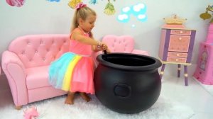 Диана и Рома - Диана играет с плюшевыми медведями