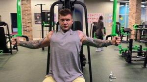 Сведение рук в тренажере (бабочка)