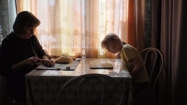 Расчищаю участок. Лепим пельмешки для любимых. Домашний влог 25.03.2025