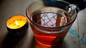 пью чай в уютной атмосфере при свете ароматической свечи, деревенская жизнь, будни в деревне
