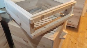 Улей Дадан 12 рамочный из кедра, высокое сетчатое дно, двускатная крыша