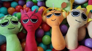 играем в мягкие игрушки спрунки, sprunki для детей