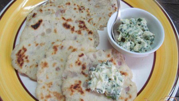Лепешки с луком с сырным соусом