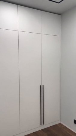 Вместительный шкаф в современным минималистичном стиле