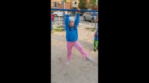 Невероятные дети ! На турнике девочка 4 годика