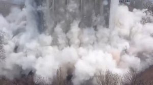 Технологии грамотного сноса в действии. Эффектный снос промышленных зданий.