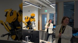 Выездное поздравление в офисе от Бамблби, живой звук