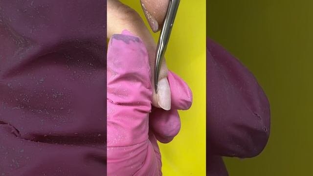 Полноценный маникюр с покрытием гель лак под кутикулу.