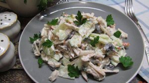 Салат из индейки с яблоком и оливками