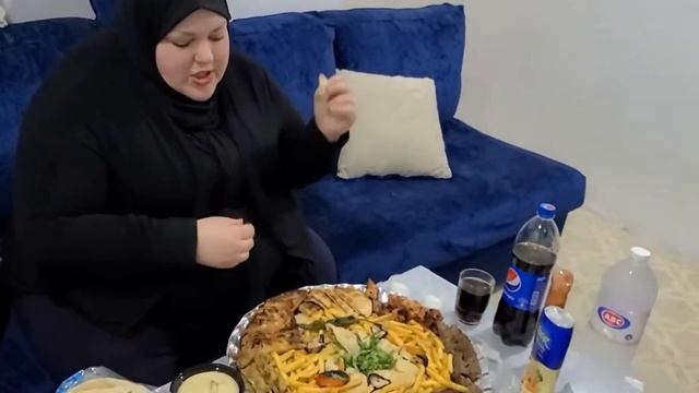 Foodie Beauty's too tight clothing turns on her Feeder (Salah) смотреть онлайн