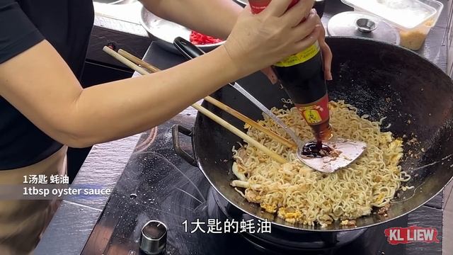 Stir Fried instant noodles 炒方便面,简简单单多么快的一道菜,实在是太好吃了 смотреть онлайн
