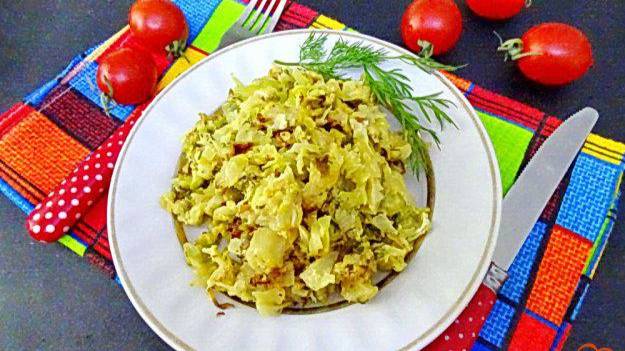 Молодая капуста жареная с яйцом и сыром