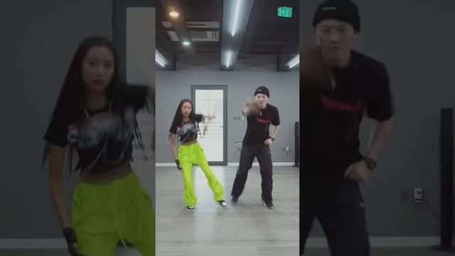 TAEYANG - Shoong ! ( Feat. Lisa) Dance Cover by YYT & Cinnamon