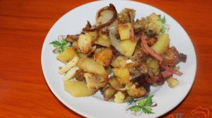 Жареный картофель с мясом и колбасой