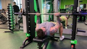 Жим штанги на центр груди