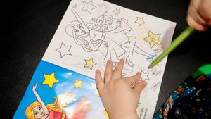 раскрашиваем детскую раскраску с принцессами цветными карандашами