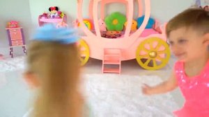 Диана и Рома - Диана играет с игрушечной Швейной машинкой