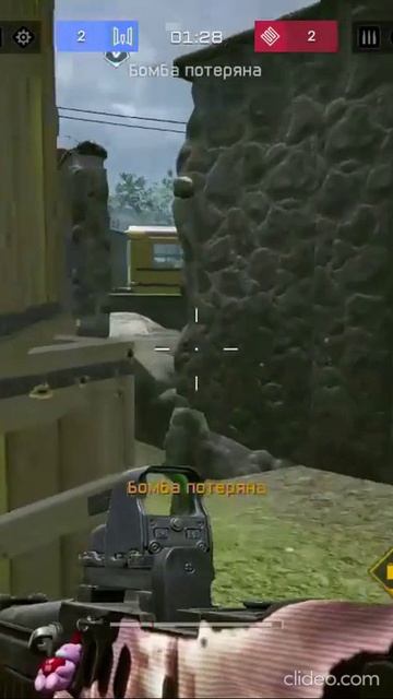 Девушка играет РМ Warface