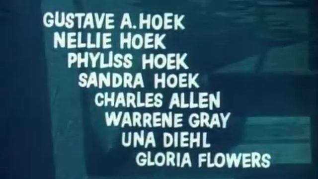 Ануста керемет заттарды құрастыру Баласы ваннада анасына қарап тұр