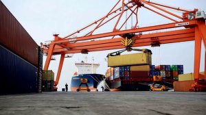 Морской товарный порт // ФУТАЖ // ПОГРУЗКА КОНТЕЙНЕРА