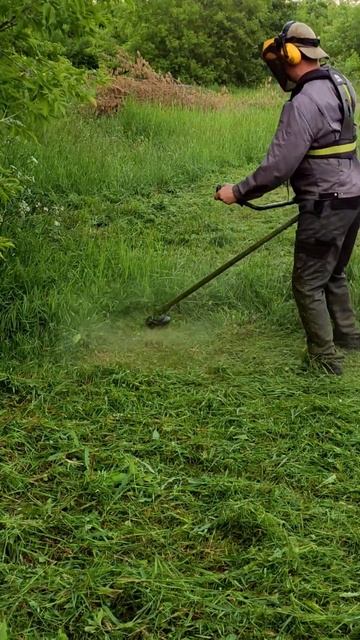 Бензинска косилка. Косење трева. Моќен мотор. Добра работа. смотреть онлайн