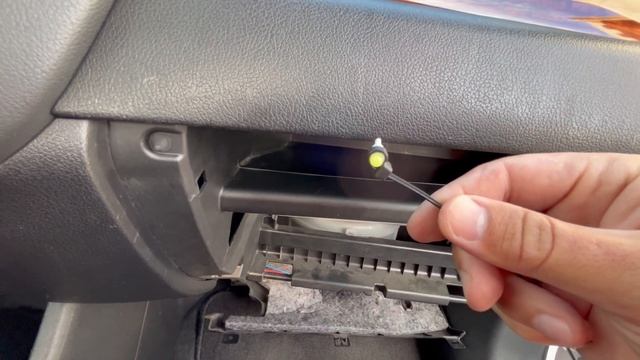 ПРОСТАЯ ЗАМЕНА ЛАМПОЧКИ В БАРДАЧКЕ АУТЛЕНДЕР 3 смотреть онлайн