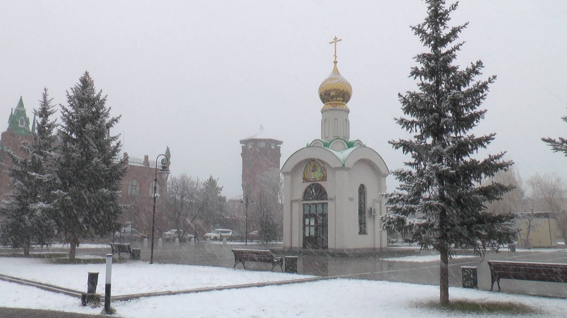 Первый апрельский снег
